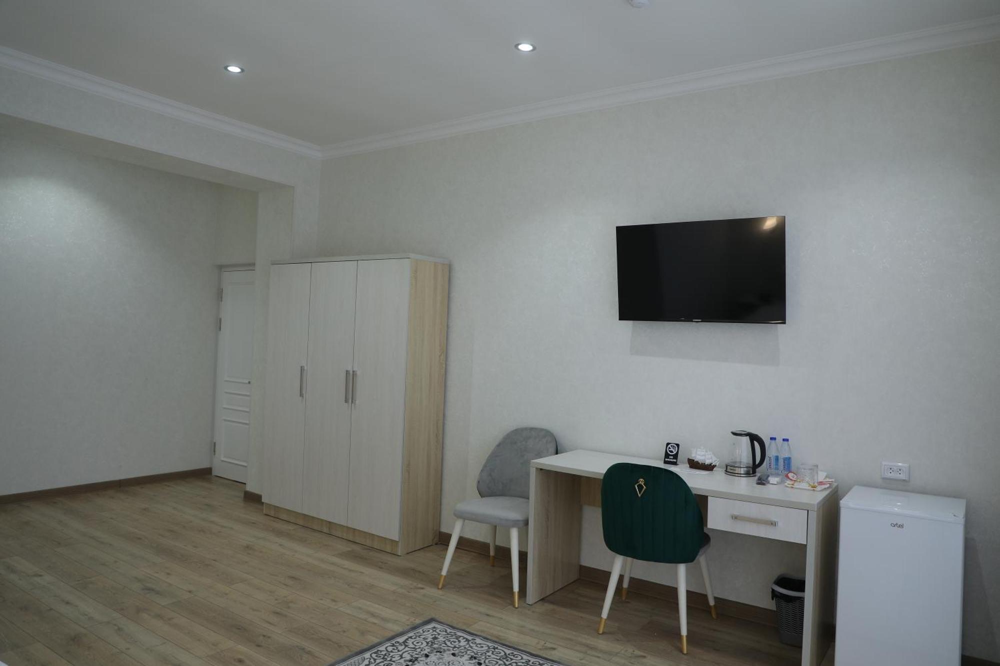 Status Hotel Karsi Kültér fotó