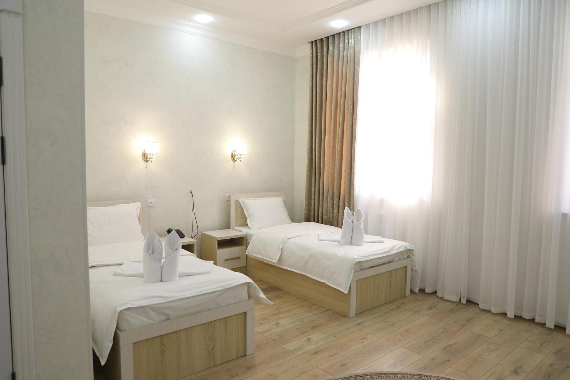 Status Hotel Karsi Kültér fotó