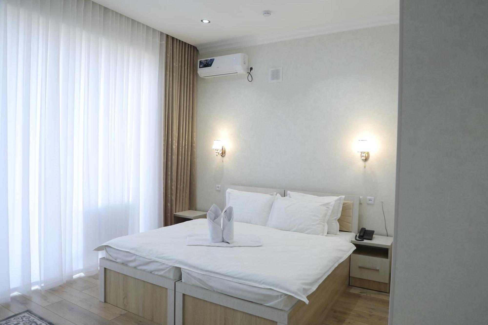 Status Hotel Karsi Kültér fotó