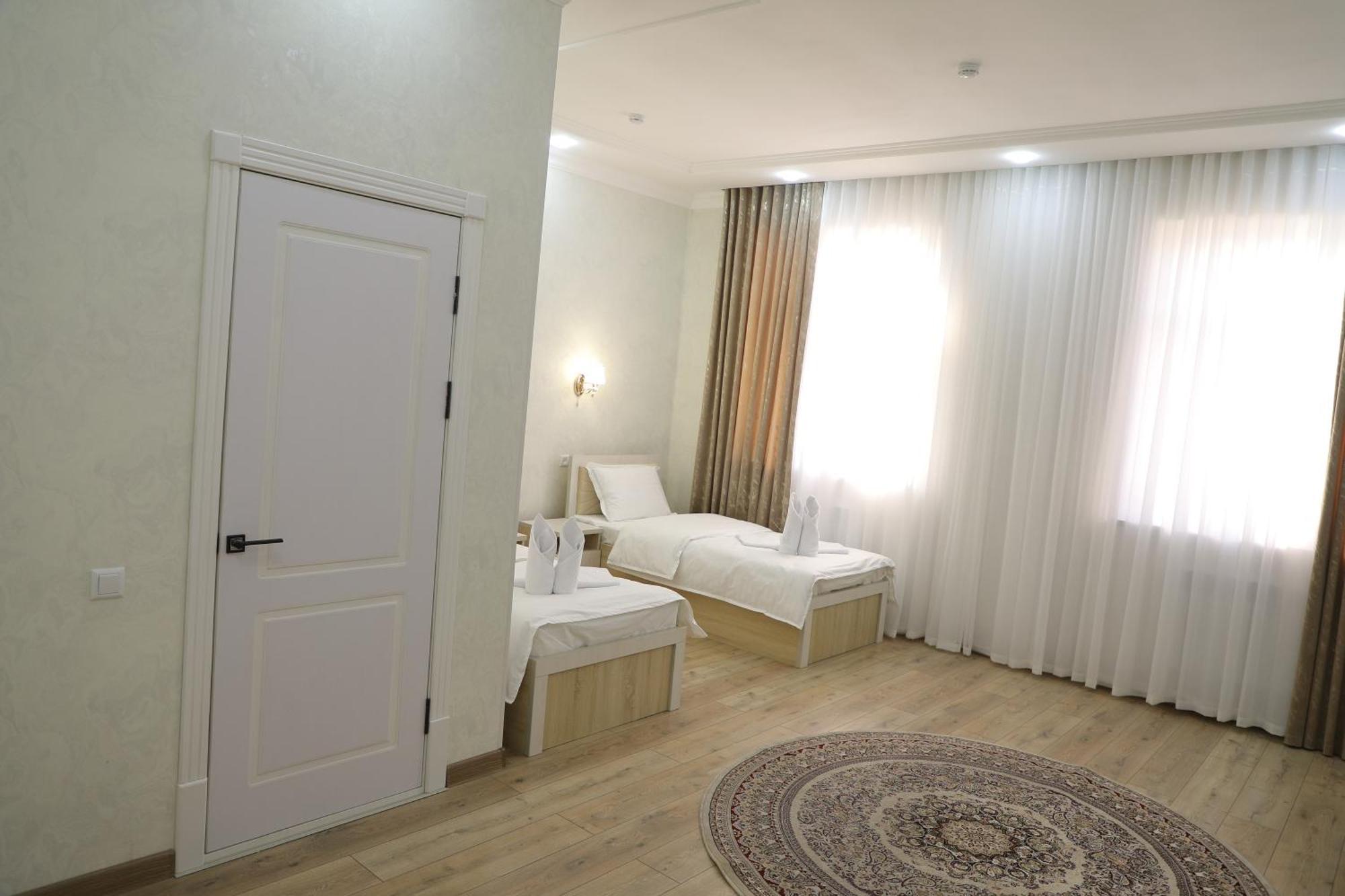 Status Hotel Karsi Kültér fotó